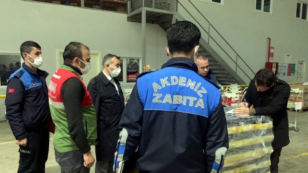 Mersin’de marketlerin deposunda binlerce litre yağ ele geçti