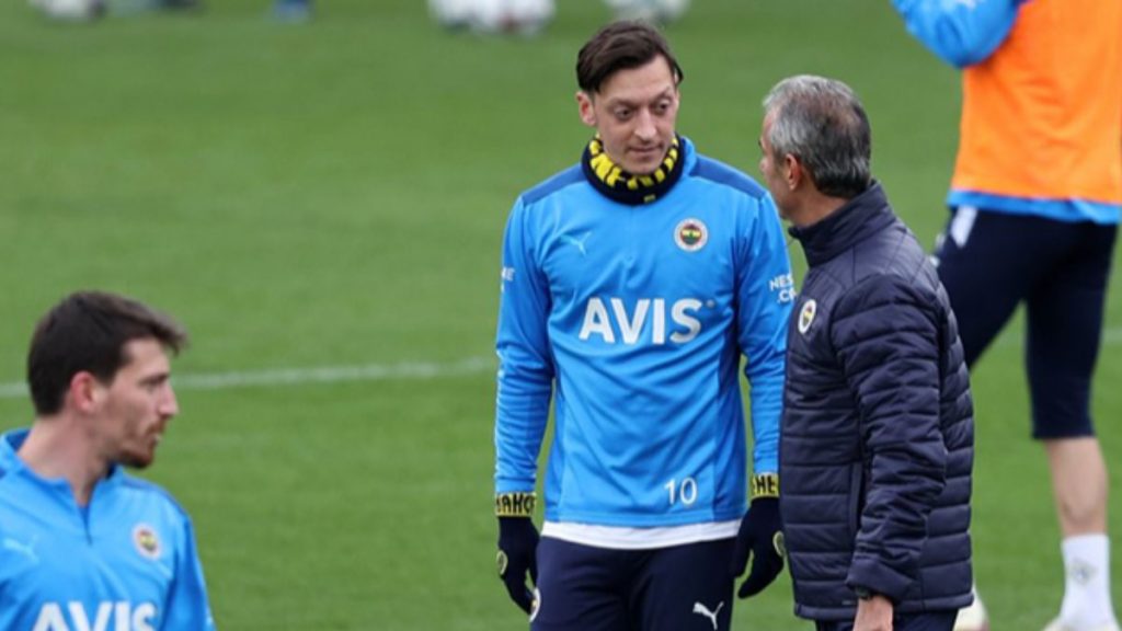 Mesut Özil, İsmail Kartal’dan formayı istedi