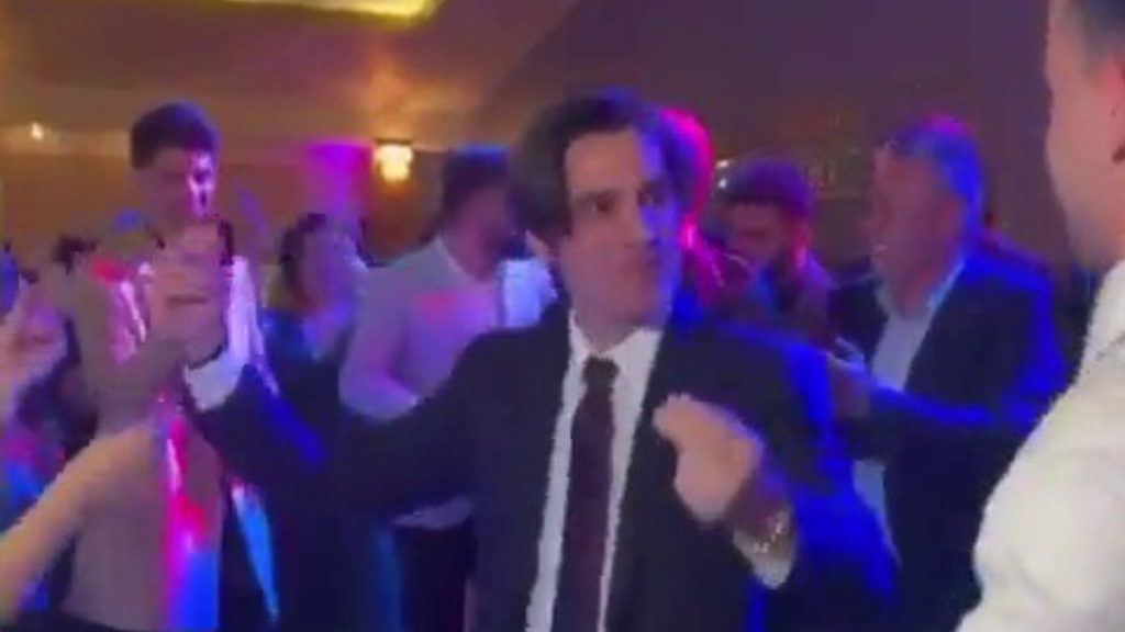 Montella, düğünde çiftetelli oynadı