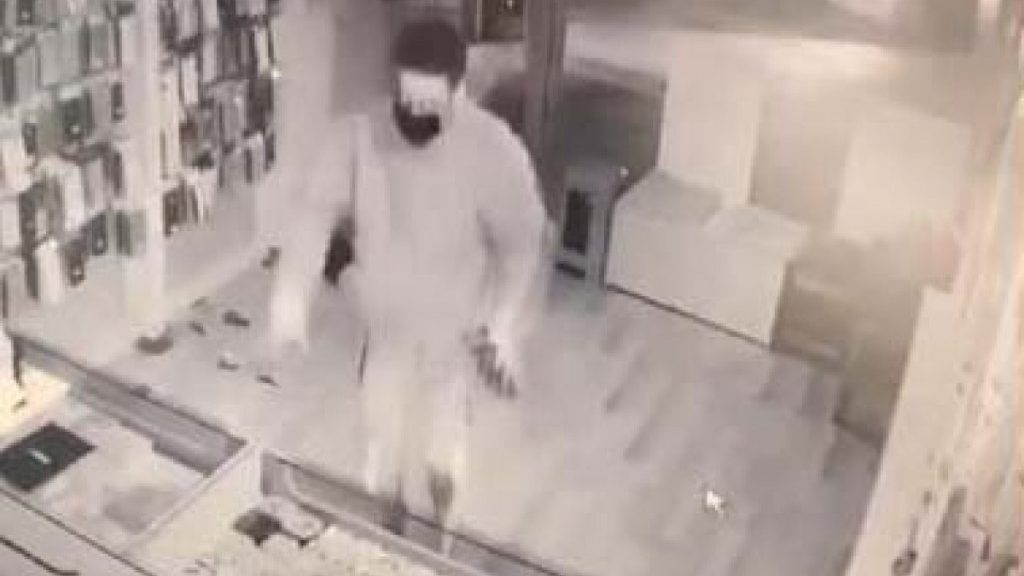 Nevşehir’deki hırsız, alarmı duyunca kaçtı