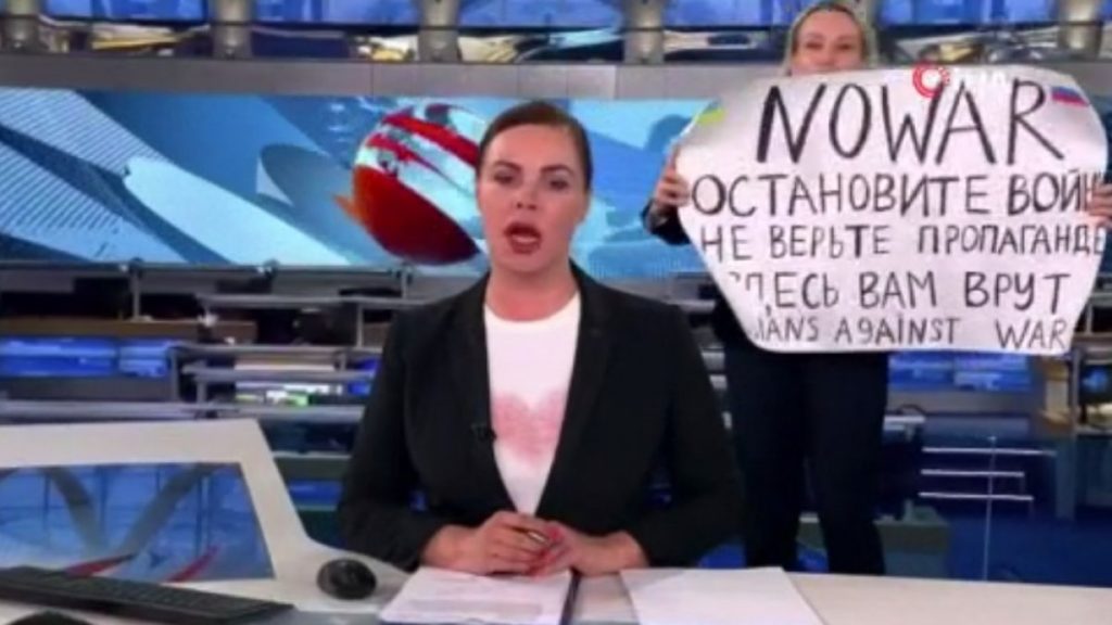 Rus kanalında canlı yayın sırasında “savaşa hayır” eylemi