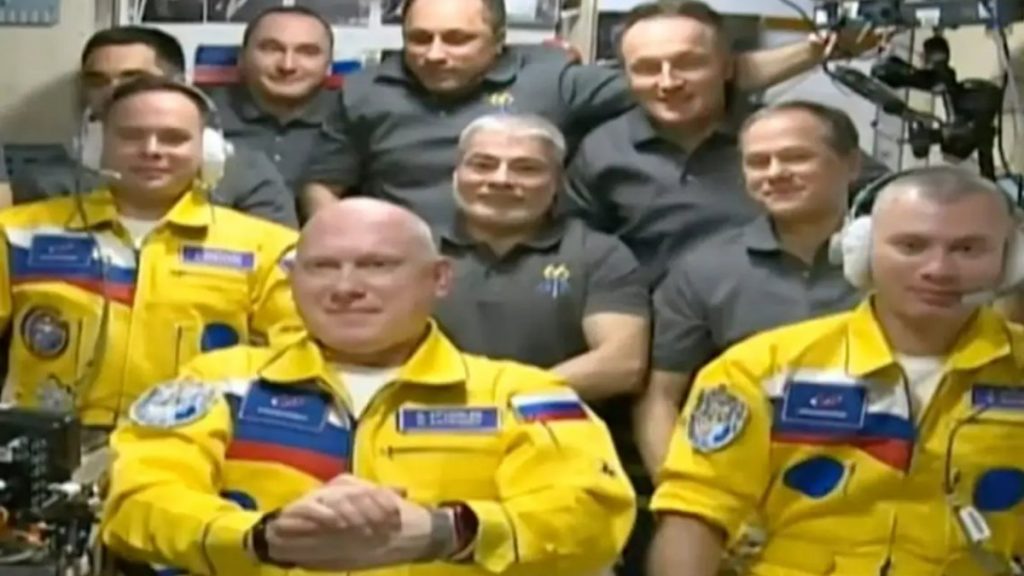 Rus kozmonotlar: Üniformamızda gizli işaret aramayın