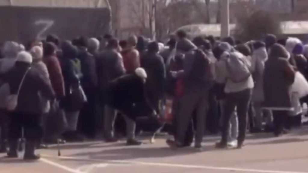 Rus ordusu Herson’da sivillere yardım dağıttı