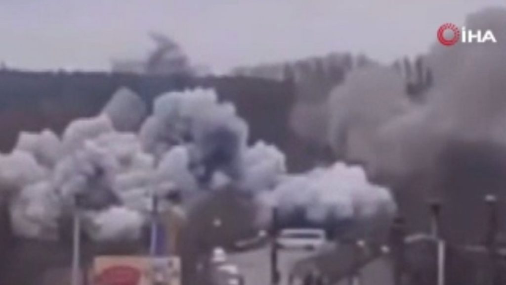 Rus ordusunun Kiev’e girişini önlenmek için köprüler yıkılıyor