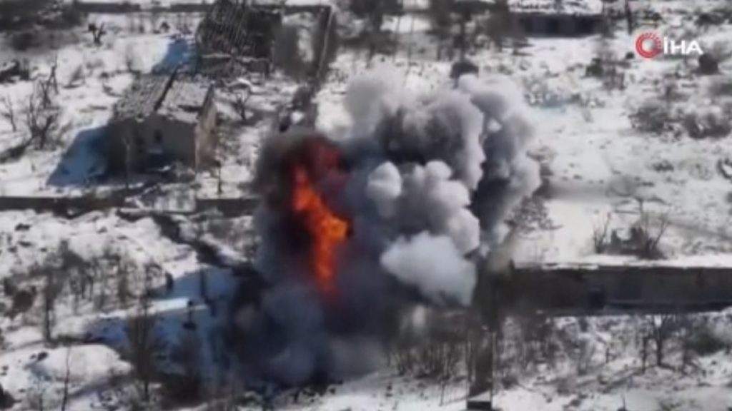 Rus tankının imha edildiği an havadan görüntülendi