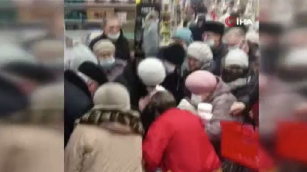 Rusya’da artan şeker fiyatları, marketlerde izdihama yol açtı