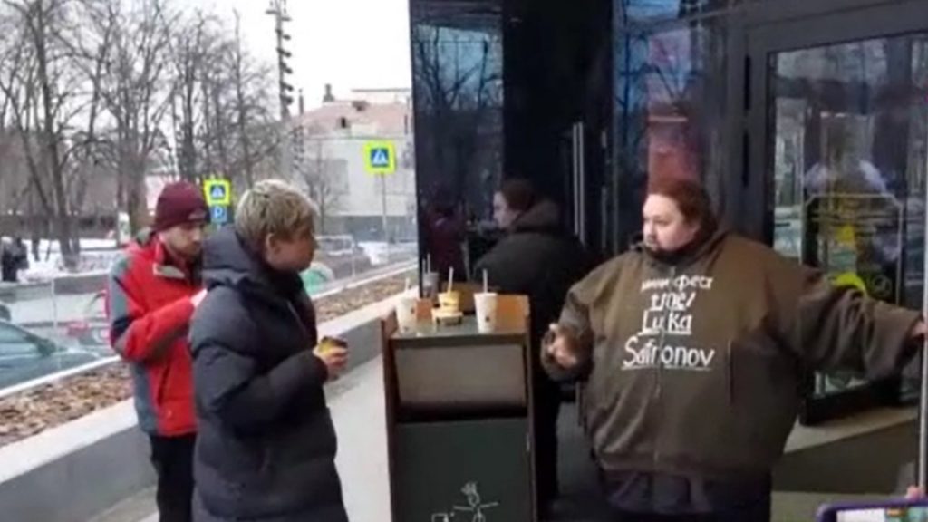 Rusya’da ünlü ressamın oğlu kendisini Mc Donald’s’ın kapılarına kelepçeledi