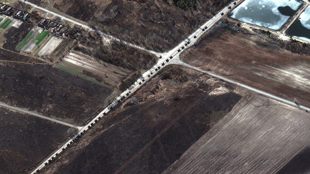 Rusya’nın Kiev yakınlarında dikkat çeken uzun askeri konvoyu