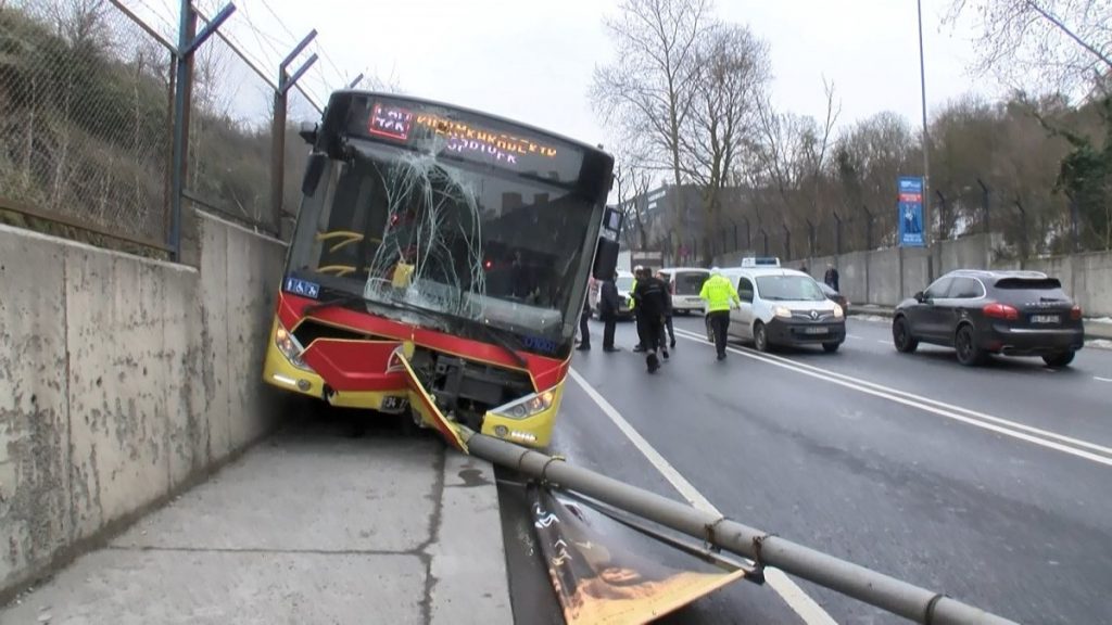 Sarıyer’de, freni tutmayan otobüs direğe çarptı