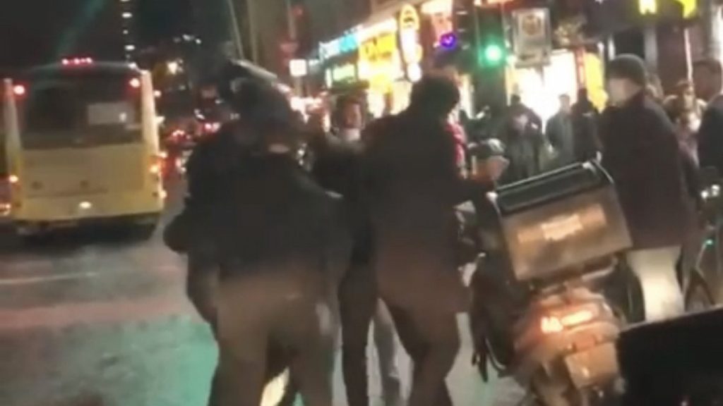 Şişli’de sürücü, yol kavgası yaptığı motokuryenin kaskını kırdı