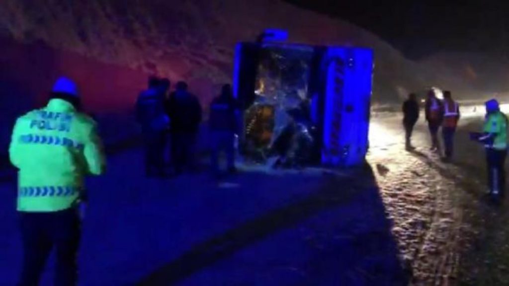 Sivas’ta yolcu otobüsü devrildi: 34 yaralı