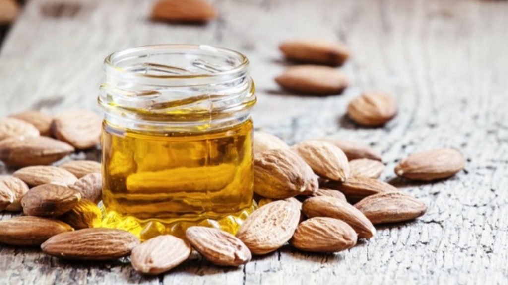 Sivilceleri dipten kurutuyor! İşte acı badem yağının 3 kullanım yolu