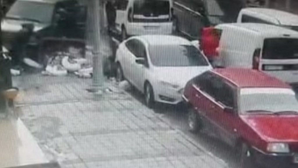 Sultangazi’de kontrolsüz sürücü, kaldırımdaki yayaya çarptı