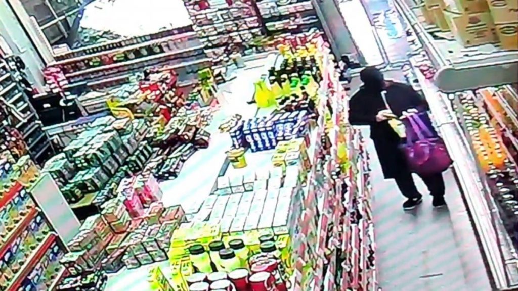 Sultangazi’deki yaşlı kadın, girdiği marketi soydu