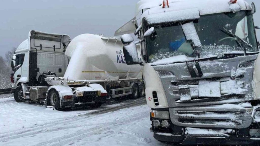 TEM Otoyolu’nda onlarca araç birbirine girdi