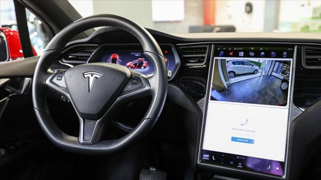 Tesla, yazılımını eleştiren çalışanını işten kovdu