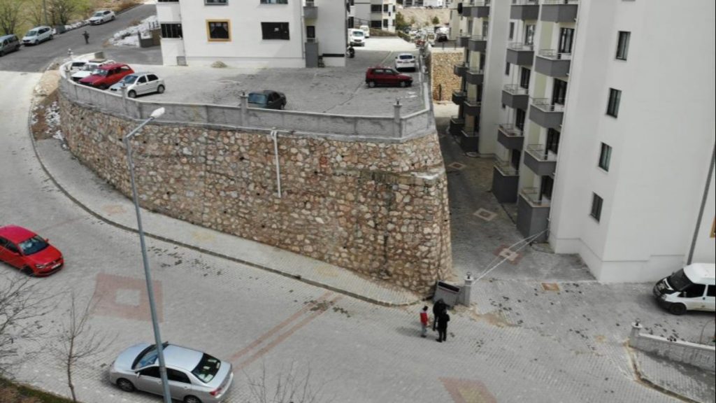 Tokat’ta 12 katlı binanın istinat duvarında çatlaklar oluştu