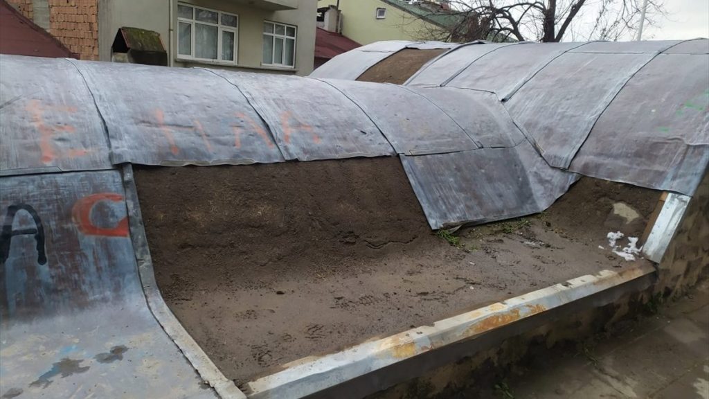 Tokat’ta tarihi türbenin çatısındaki kurşun levhalar çalındı