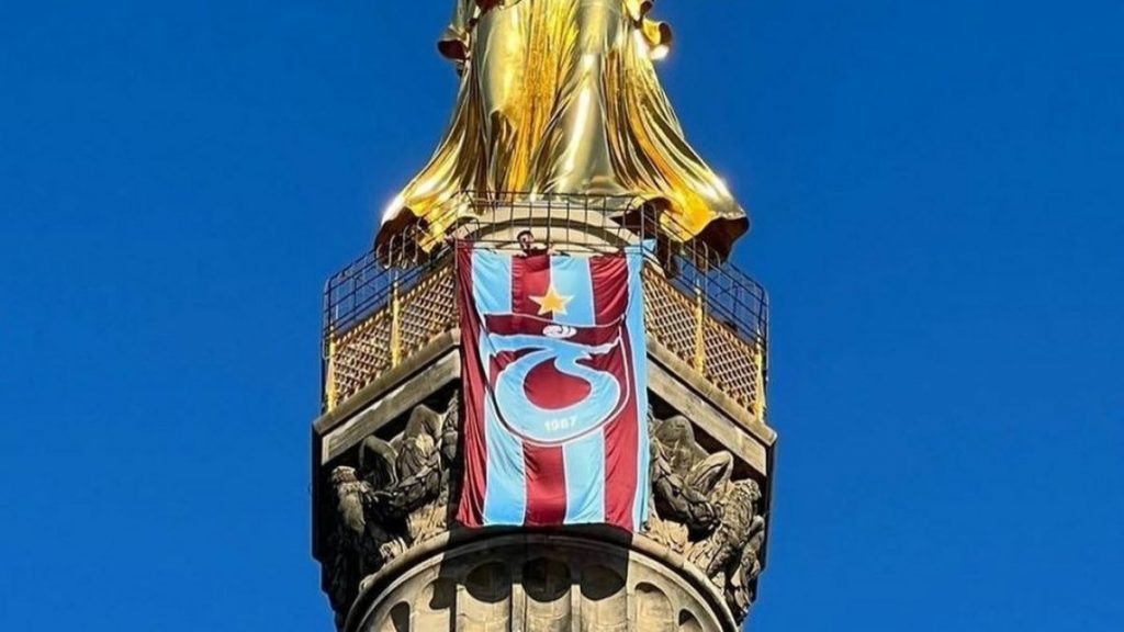 Trabzonsporlular, Berlin’de Zafer Takı’na bayrak astı