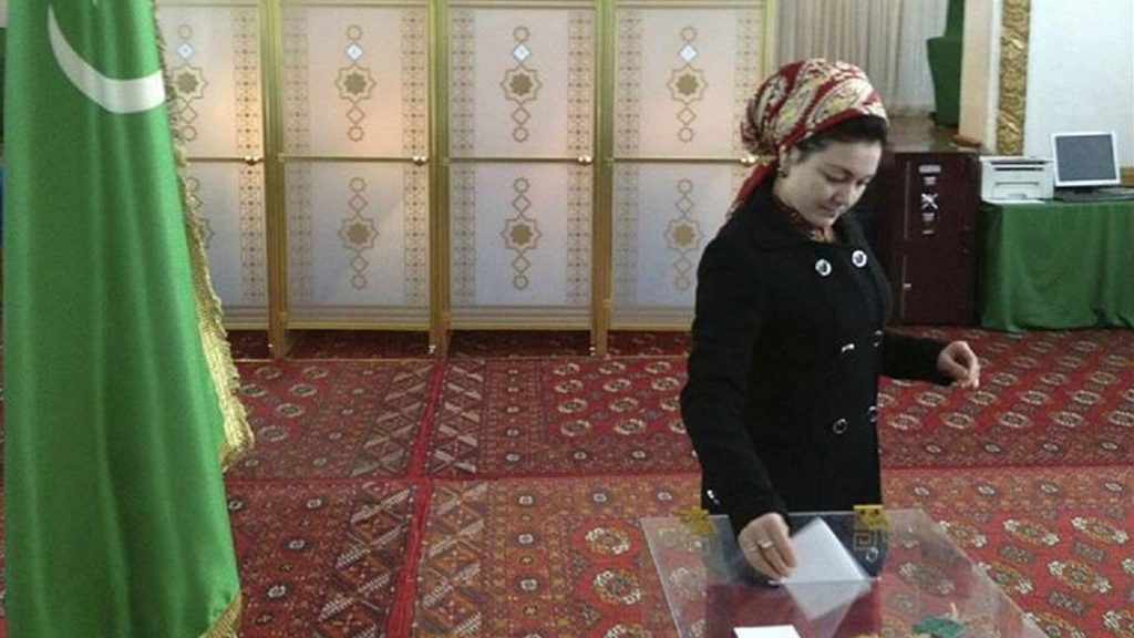 Türkmenistan’da halk, erken cumhurbaşkanlığı seçimi için sandık başında