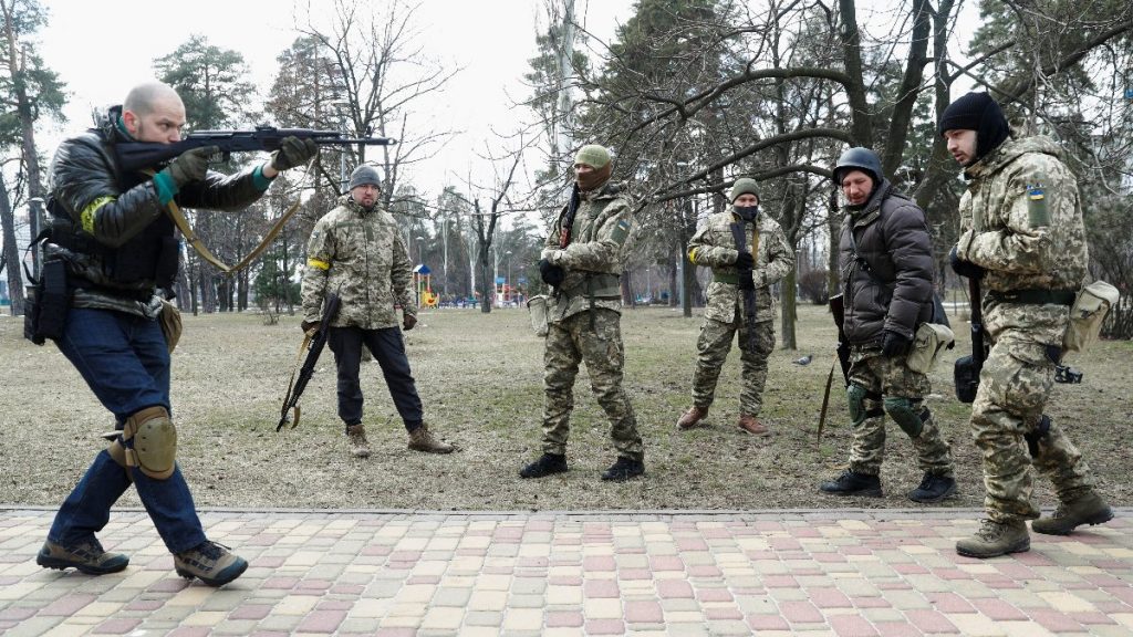 Ukrayna halkının silah eğitimlerinden kareler