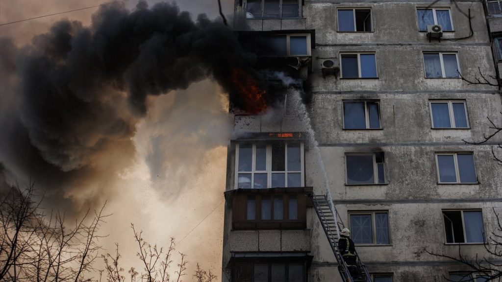 Ukrayna’da 16 katlı binaya top mermisi isabet etti