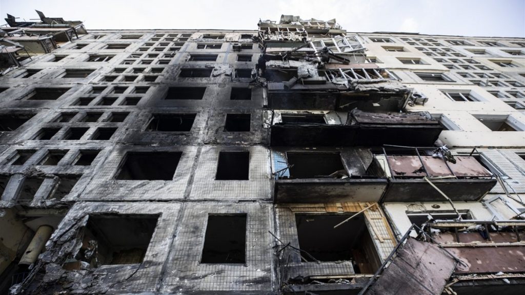 Ukrayna’da, 9 katlı apartmana top mermisi isabet etti