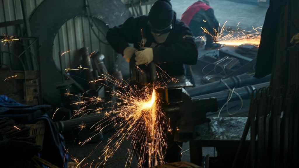 Ukrayna’da araç hurdalarından çelik yelek yapılıyor