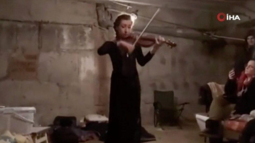 Ukrayna’da bomba yağarken sığınakta keman çaldı