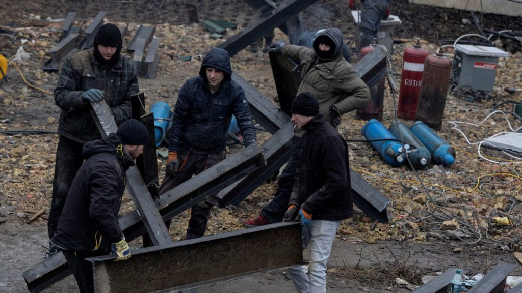 Ukrayna’da direniş: Hendekler kazılıyor, barikatlar kuruluyor