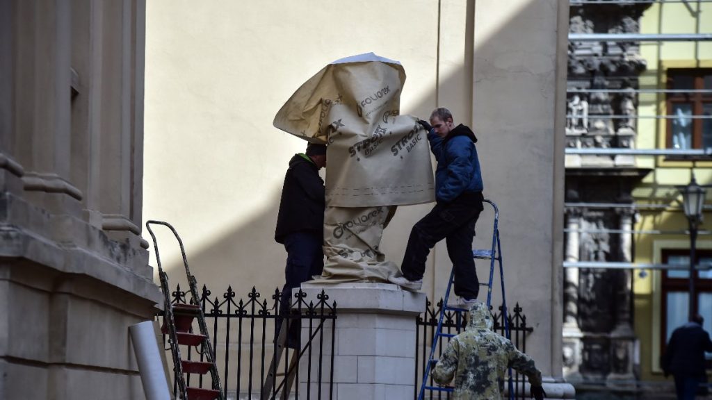 Ukrayna’da Latin Katedrali, vitrinler ve heykeller tahtalarla korunuyor