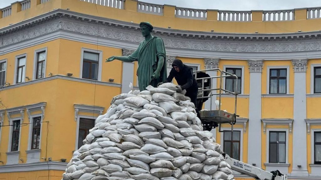 Ukrayna’da Odesalılar, kentin simge heykelini korumaya aldı