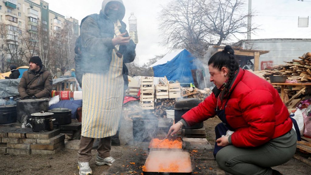 Ukrayna’da sahra mutfağı kuruldu