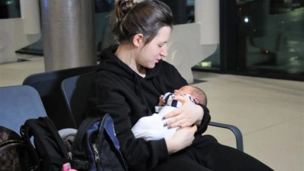 Ukrayna’da saldırılardan 3 saat önce doğan Türk bebeği, ailesiyle İstanbul’da