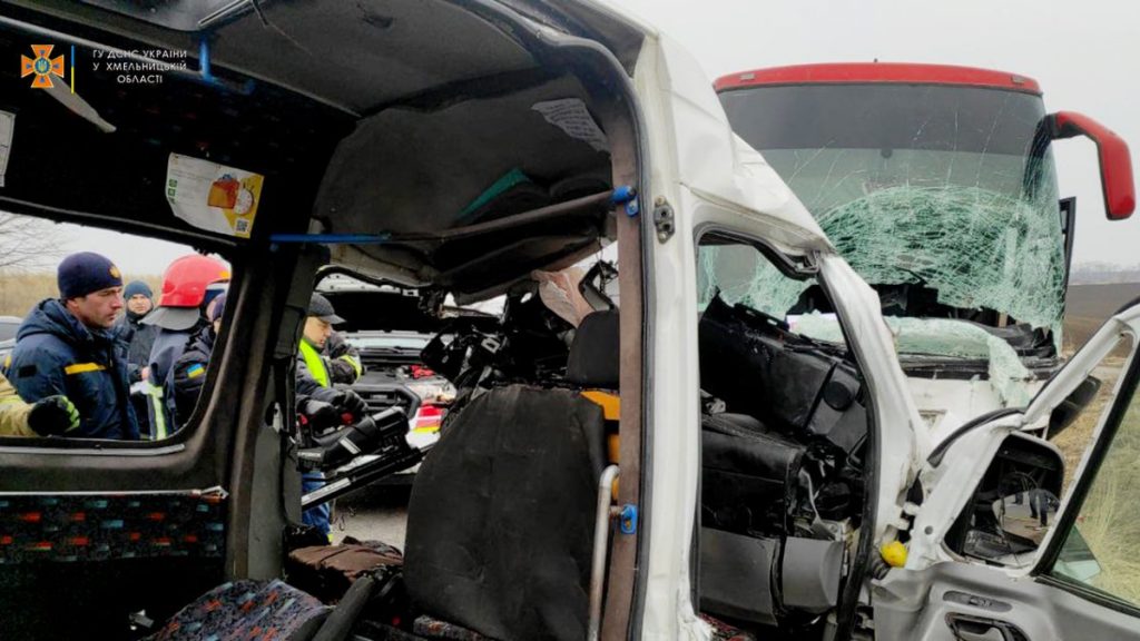 Ukrayna’da tahliye araçları kazaya karıştı