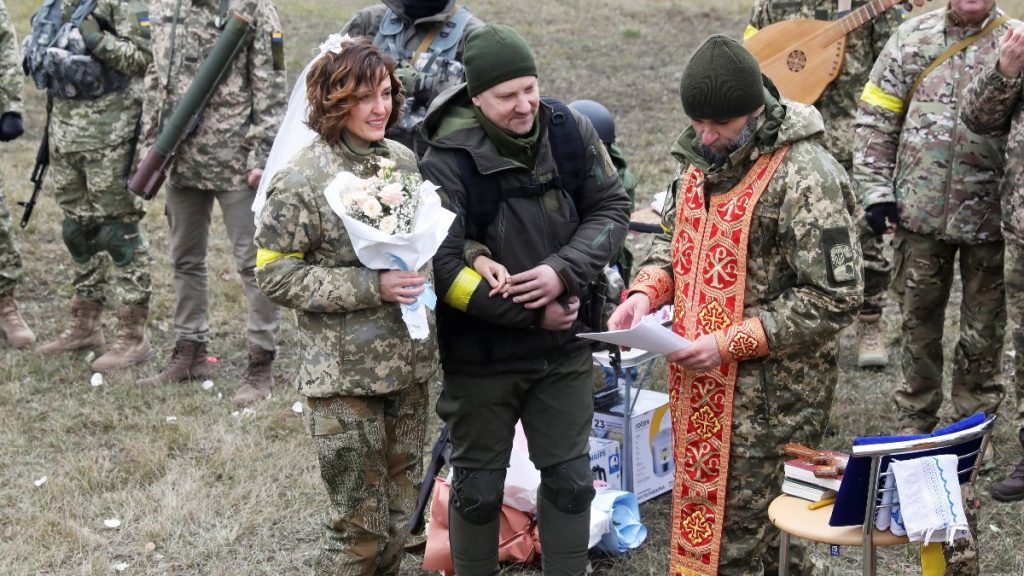 Ukraynalı iki asker, dünyaevine girdi