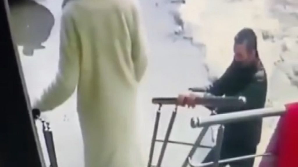 Ümraniye’de bina sakinlerinin gözü önünde hırsızlık anı