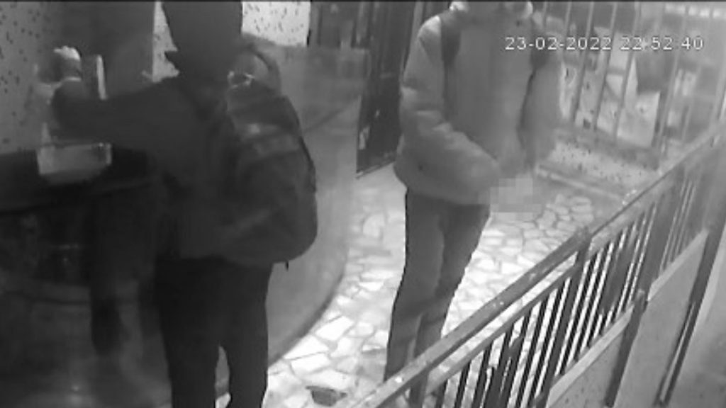 Ümraniye’de pet shoptan kafes çalan hırsız kameraya el hareketi çekti