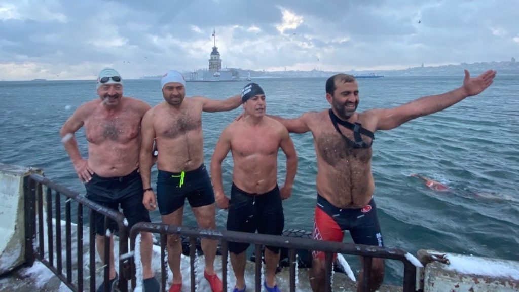 Üsküdar’da buz gibi havada denize atladılar