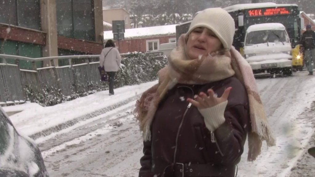 Üsküdar’da yolda mahsur kalan kadın sürücüden gazetecilere tepki