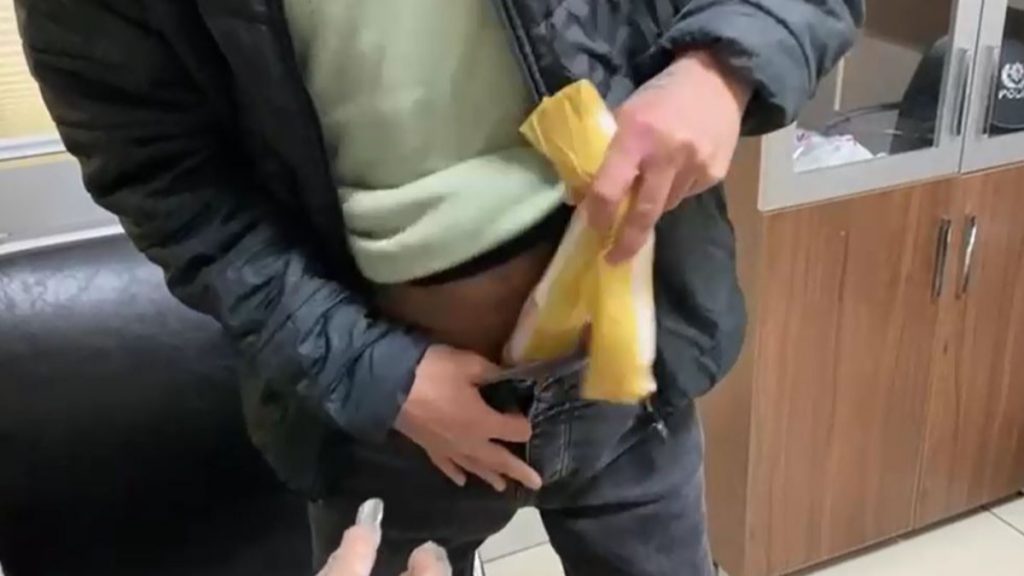 Van’da uçağa binmek isteyen şahsın kasık bölgesinde uyuşturucu bulundu