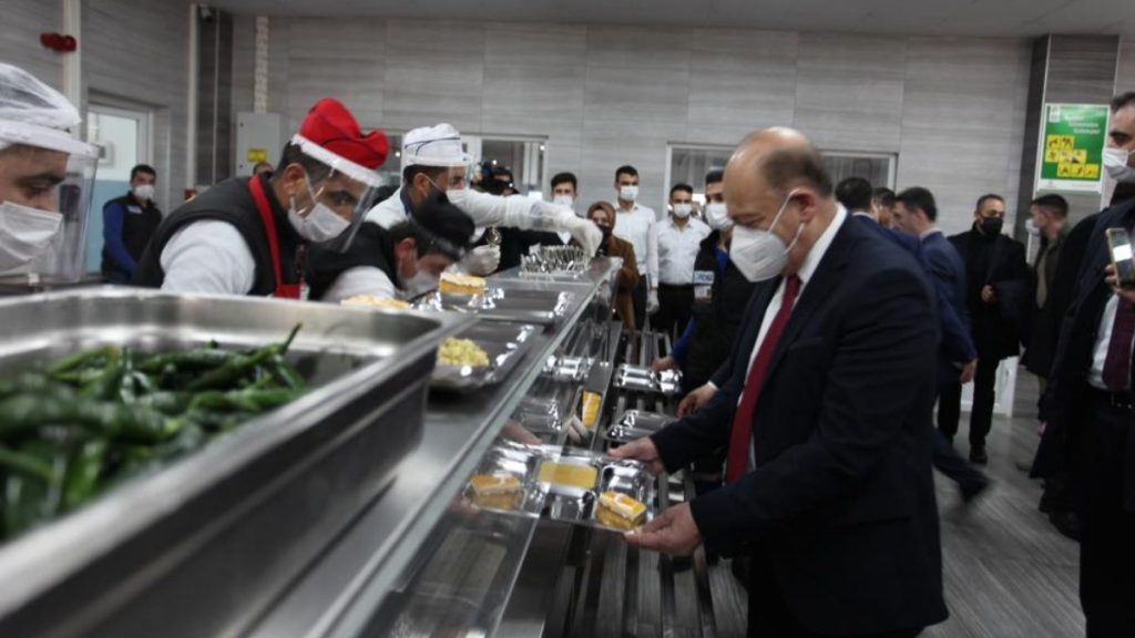 Vedat Bilgin işçilerle yemek sırasına girdi