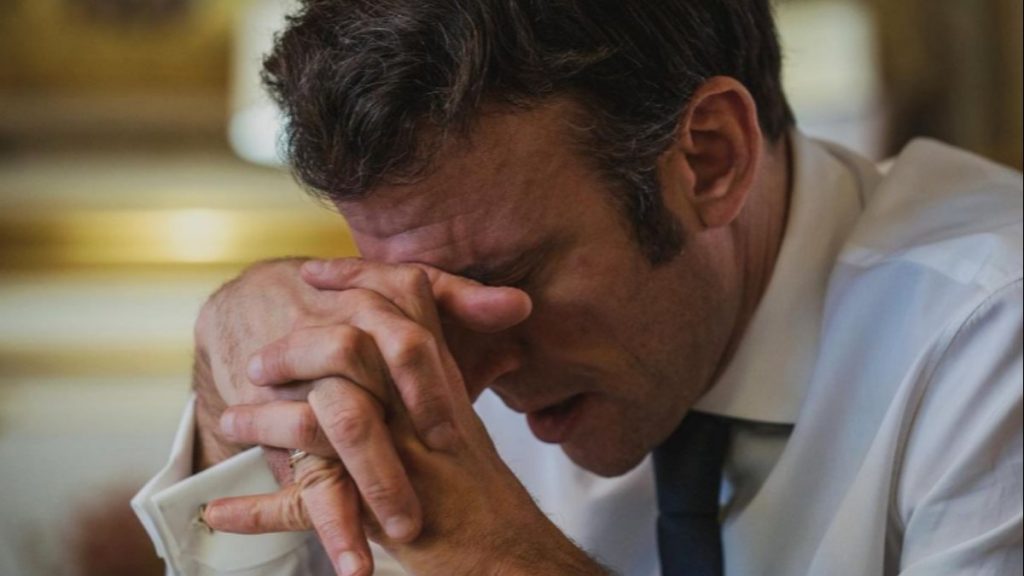 Vladimir Putin ile görüşen Emmanuel Macron’un fotoğrafları paylaşıldı