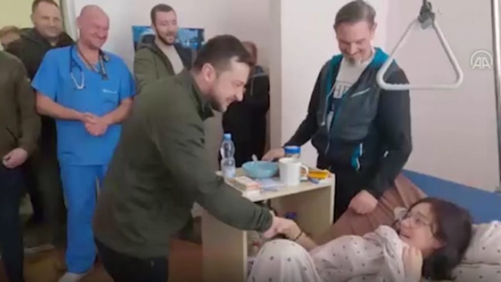 Zelensky’den saldırılarda yaralananlara ziyaret