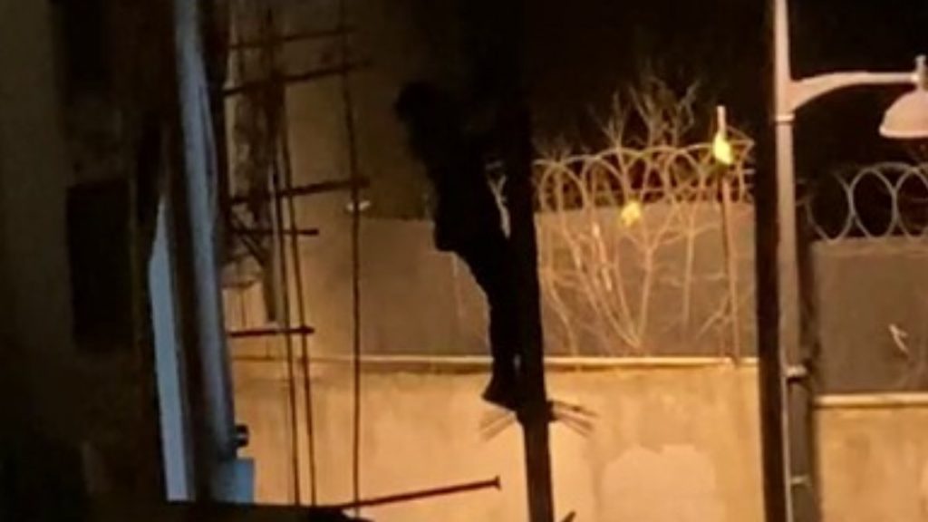 Zeytinburnu’nda direğe tırmanan şahıs elektrik tellerini koparmaya çalıştı