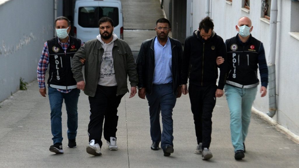 Adana’da Suriyelinin iç çamaşırından uyuşturucu çıktı