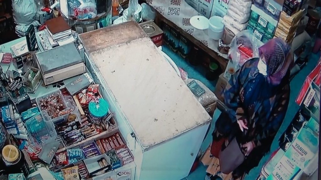 Adıyaman’daki çocuklu kadın, marketi soydu