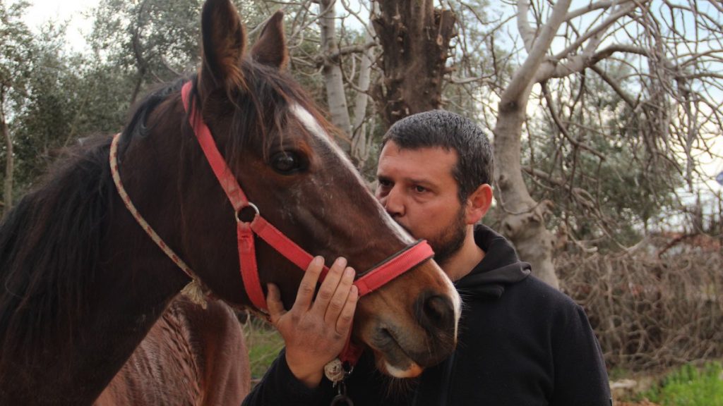 Antalya’da hırsız çaldığı atla markete girdi