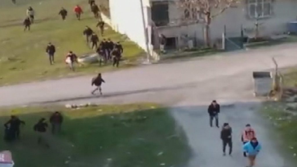 Arnavutköy’de, göçmenlerin polisten kaçma anları kamerada