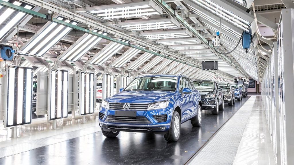 Avrupa’daki en büyük Volkswagen fabrikasında üretim durdu